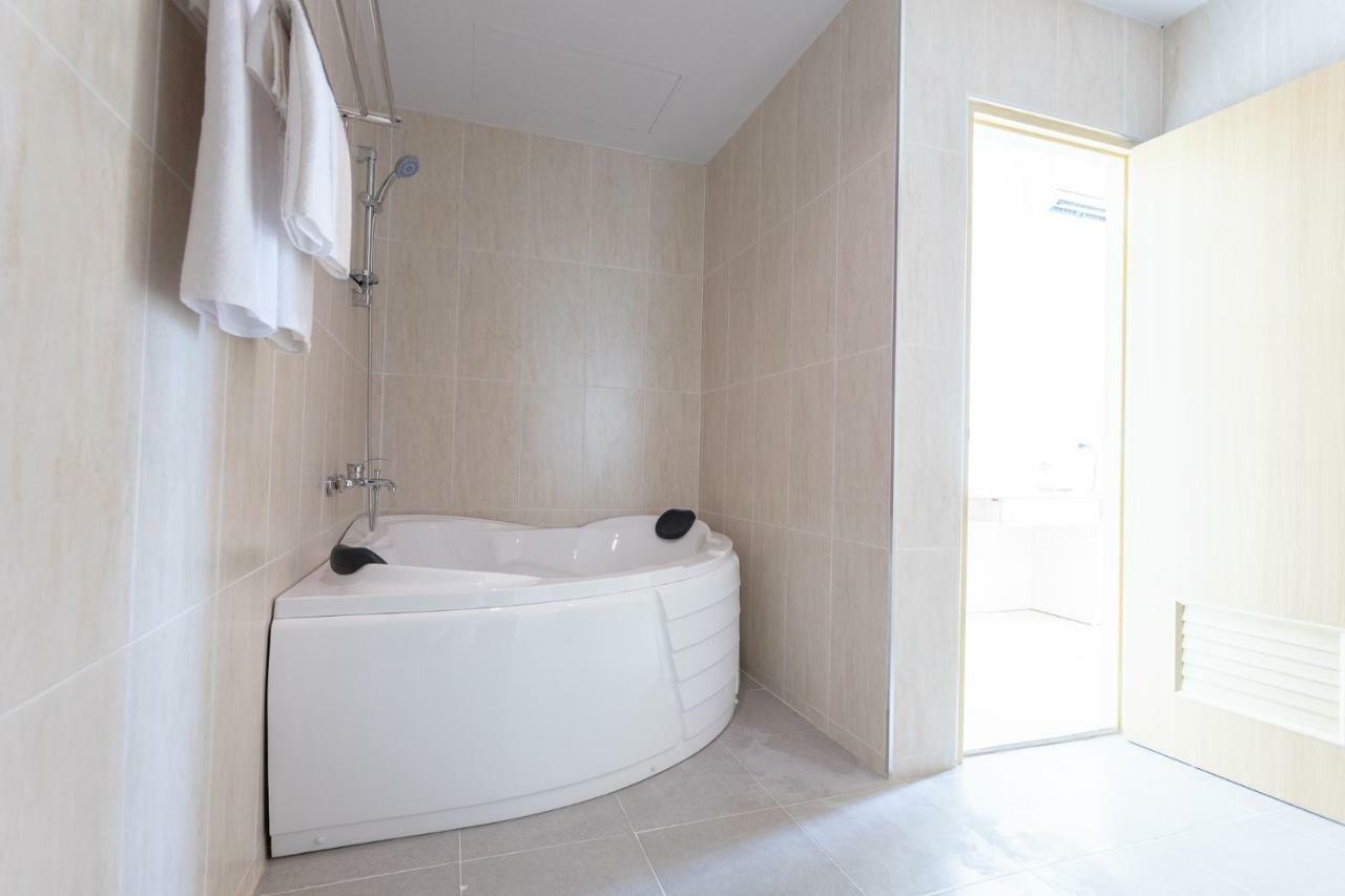 O2 Hotel Lop Buri エクステリア 写真